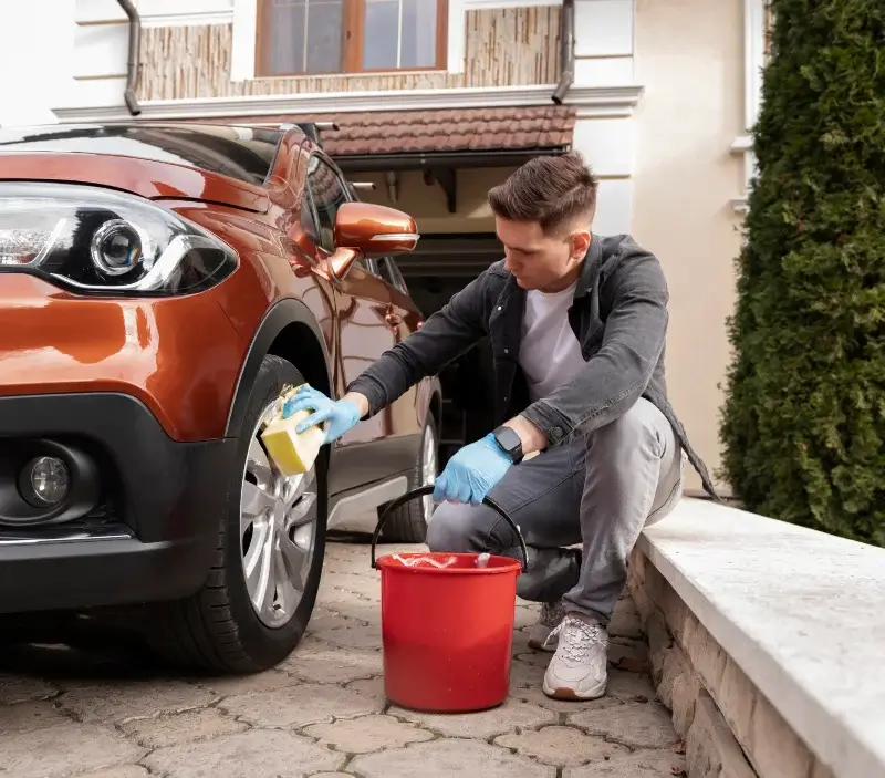 Lavage auto à domicile Novy-Chevrières : professionnel intervenant sur un véhicule